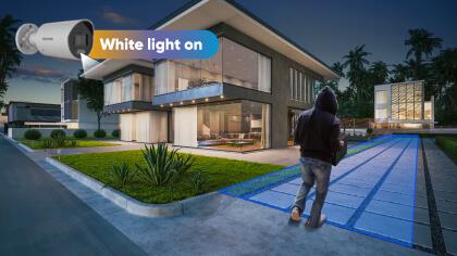 White Light On - Lorsqu'un véhicule ou une personne apparaît, la lumière blanche est automatiquement déclenchée, ce qui permet d'obtenir des images aux couleurs vives et aux détails clairs.